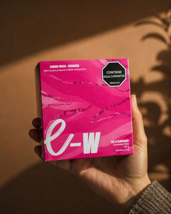 يد تحمل علبة e-W في ضوء شمس دافئ
